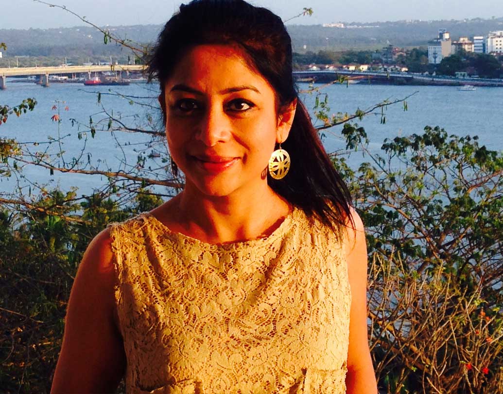 অসমের গুয়াহাটির সুন্দরপুরে জন্ম ইন্দ্রাণীর। ১৯৭২-এর ২২ নভেম্বর। উপেন্দ্রকুমার বরা ও  দুর্গারানি বরার একমাত্র কন্যা। আদরের মেয়ের ডাকনাম ‘পরী’।   পড়তেন অসমের প্রথম সারির স্কুলগুলির মধ্যে অন্যতম সেন্ট মেরিজ-এ। ছাত্রী হিসেবে ভালই ছিলেন।