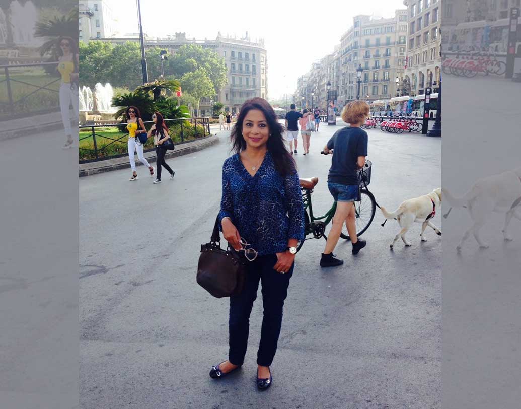 একাদশ শ্রেণিতে ইন্দ্রাণী ভর্তি হন গুয়াহাটির কটন কলেজিয়েট স্কুলে। শহরের নামী চিকিৎসকের ছেলের সঙ্গে শোনা যায় তাঁর প্রণয়ের গুঞ্জন। কিন্তু সে সম্পর্ক ভেঙে যায়। এরপর ইন্দ্রাণীর গন্তব্য শিলঙের কলেজ। কলেজজীবনেই আলাপ সিদ্ধার্থ দাসের সঙ্গে।