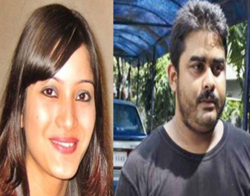 একদিন বাড়ি থেকে কলকাতা চলে এলেন ইন্দ্রাণী। ভুলে গেলেন প্রেমিক সিদ্ধার্থকে। বাবা মায়ের কাছে ফেলে এলেন দুই শিশুসন্তান শিনা ও মিখাইলকে। তাদের দত্তক নিলেন দাদু-দিদিমা, উপেন্দ্রনাথ ও দুর্গারানি। সিদ্ধার্থ-ইন্দ্রাণীর সন্তানরা বড় হলেন ‘বরা’ পরিচয়ে।