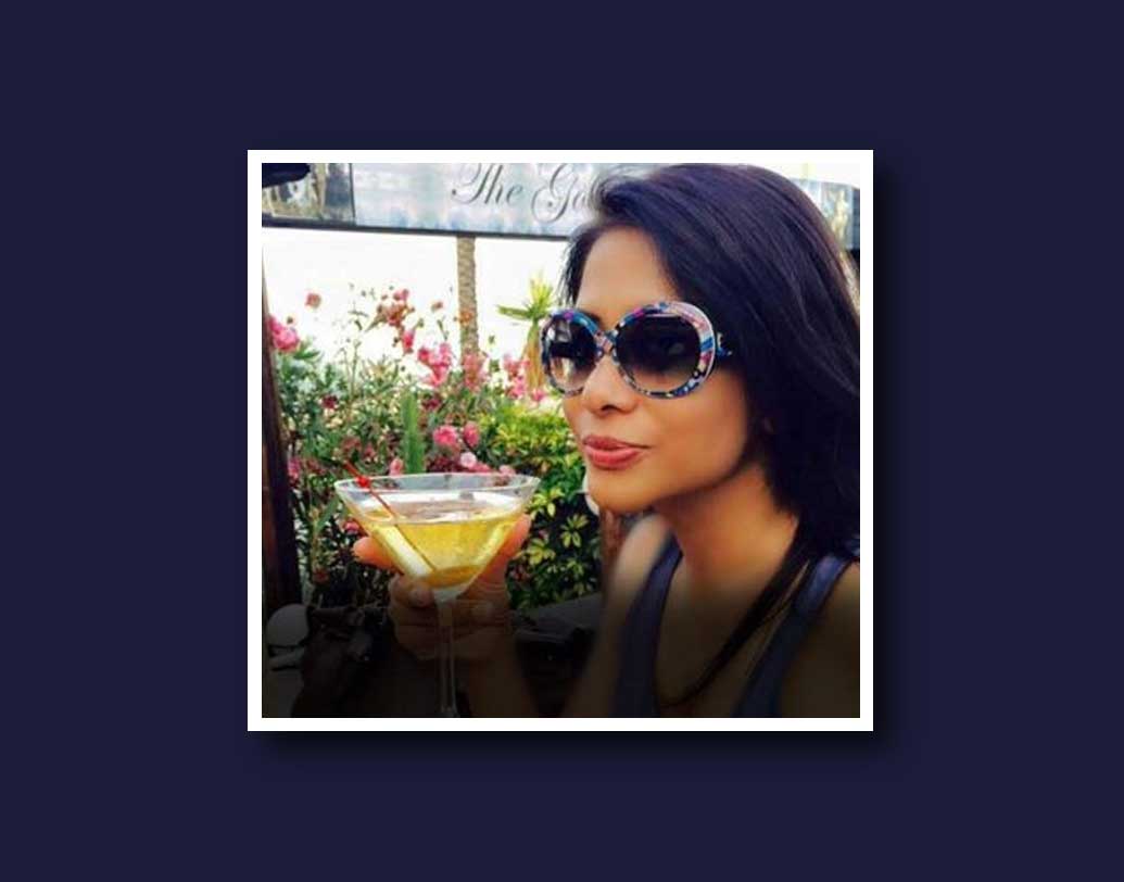 কলকাতায় প্রথমে পেয়িং গেস্ট থাকতেন ইন্দ্রাণী। ক’দিনের মধ্যেই শহরের উঁচু মহলে সপ্রতিভ ইন্দ্রাণীর অনায়াস গতি।  বিয়ে করলেন আলিপুরের ব্যবসায়ী সঞ্জীব খন্নাকে।