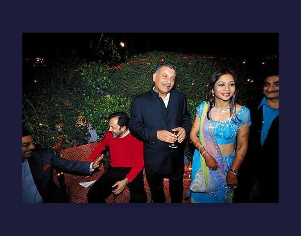 বিভিন্ন পার্টিতে চেনা মুখ, এইচ আর কনসালটেন্সি ফার্ম চালানো ইন্দ্রাণীর বেশি সময় লাগেনি বাণিজ্যনগরী জয় করতে। এক পার্টিতে ইন্দ্রাণীর সঙ্গে আলাপের তিনদিনের মধ্যে প্রেমে পাগল পিটার মুখোপাধ্যায়। তিন মাসের মধ্যে তৎকালীন মিডিয়া-সম্রাট পিটারের ঘরনি হয়ে গেলেন ইন্দ্রাণী। গুয়াহাটির সুন্দরপুরের মেয়ের রূপ-গুণ এবং হাতের রান্নায় মুগ্ধ পিটার। তিনি দত্তকও নিয়ে নেন ইন্দ্রাণী-সঞ্জীবের মেয়ে বিধিকে।