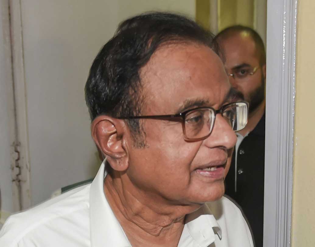 তবে বিনিময়ে চিদম্বরম তাঁর ছেলে কার্তির সংস্থাকে সাহায্য করতে বলেন বলে অভিযোগ। কার্তিকে সাড়ে তিন কোটি টাকা ঘুষও দেওয়া হয় বলে অভিযোগ উঠেছে। এই প্রসঙ্গে চিদম্বরমের দাবি, তাঁর বা তাঁর পরিবারের নামে অভিযোগ নেই। তা সত্ত্বেও ধারণা ছড়ানো হয়েছে, তাঁরা অপরাধ করেছেন। বক্তব্য প্রাক্তন কেন্দ্রীয় অর্থমন্ত্রীর।