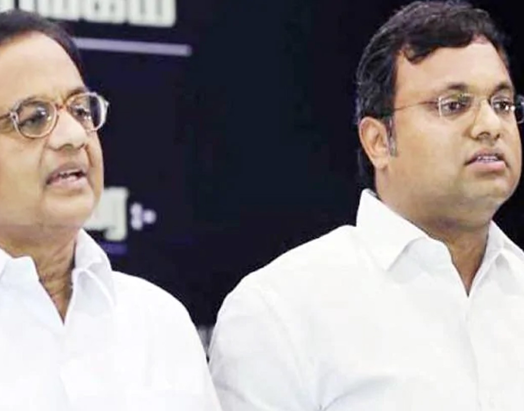 ইন্দ্রাণীর দাবি, কার্তির সঙ্গে তাঁরা দেখা করেছিলেন হায়াত হোটেলে। সেখানে নাকি পিটার ও ইন্দ্রাণীর কাছ থেকে কার্তি দশ লক্ষ ডলার(বর্তমানে ভারতীয় মুদ্রায় প্রায় ৭,১৯,৪১,৫০০ টাকা) ঘুষ চেয়েছিলেন।