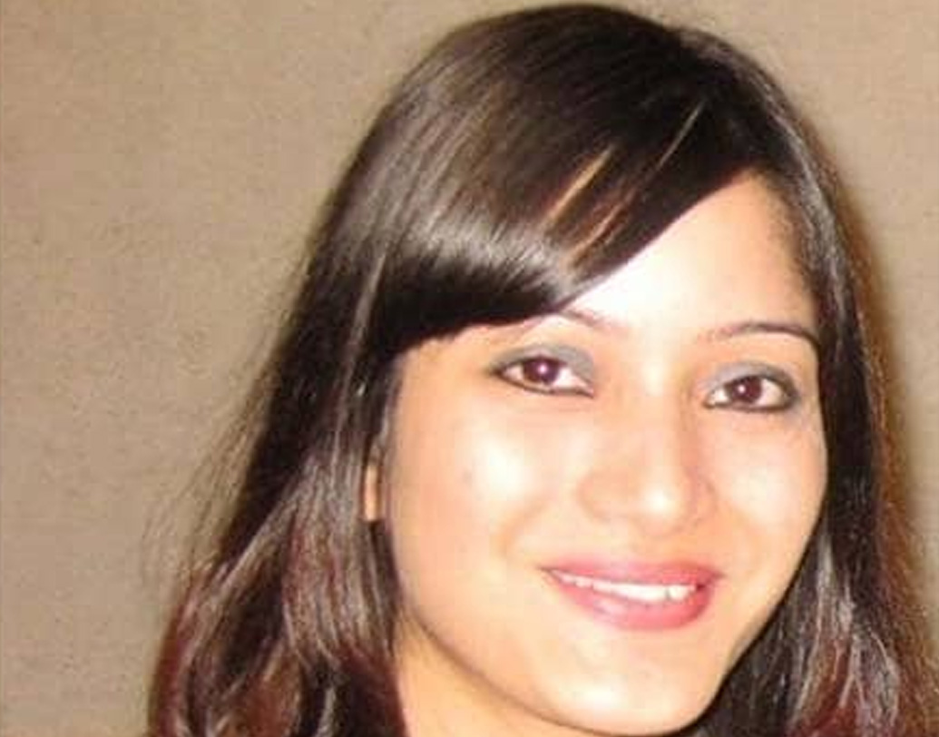 মেয়ে শিনা বরাকে খুনের অভিযোগে ইন্দ্রাণী নিজেও গত চার বছর ধরে কারাবন্দি। তাঁর সঙ্গে ষড়যন্ত্রী হওয়ার অভিযোগে শাস্তি ভোগ করছেন পিটার মুখোপাধ্যায়, ইন্দ্রাণীর প্রাক্তন স্বামী সঞ্জীব খন্না ও গাড়িচালক শ্যাম রাই। তদন্তকারী পুলিশের দাবি, ২০১২ সালের ২৪ এপ্রিল শিনা বরাকে খুন করা হয়েছিল। সঞ্জীব খন্না ও শ্যাম রাইয়ের সাহায্যে মেয়েকে ইন্দ্রাণী খুন করেছিলেন বলে দাবি পুলিশের। ষড়যন্ত্রের কথা পিটারও জানতেন বলে প্রকাশিত হয় তদন্তে।