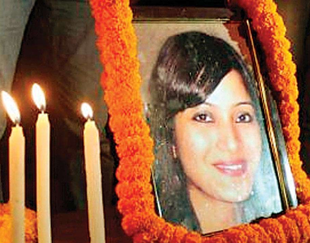 গোয়েন্দাদের দাবি, গাড়িতে শ্বাসরোধ করে খুন করার পরে খোপলি-পেন রোডের ধারে প্রত্যন্ত জায়গায় পেট্রল ঢেলে পুড়িয়ে ফেলা হয় শিনার দেহ। ফেলে দেওয়া হয় ৪০ ফুট গভীর খাদানে।