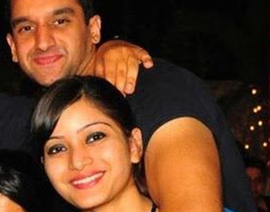 যদিও শিনাকে নিজের বোন বলে পরিচয় দিতেন ইন্দ্রাণী। পিটারের প্রথম পক্ষের ছেলে রাহুলের সঙ্গে সম্পর্কে জড়িয়ে পড়েছিলেন শিনা। খুন করার পরেও শিনাকে ‘জীবন্ত’ প্রমাণ করার জন্য চেষ্টার কসুর করেননি ইন্দ্রাণী। সবাইকে বলেছিলেন শিনা আমেরিকায় পড়তে গিয়েছে। নিজে চালু রাখতেন মেয়ের ই-মেল আইডি। মেয়ের নামে মেল পাঠাতেন তিনি।