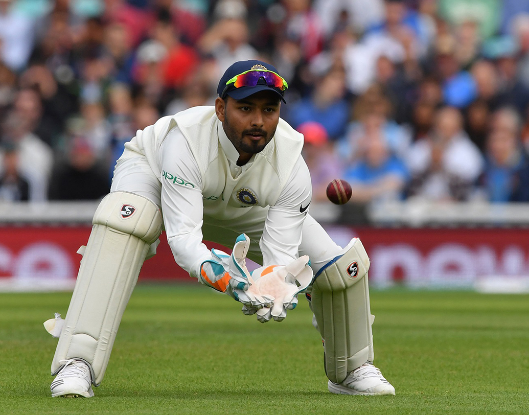 ঋষভ পন্থ- বাংলার উইকেট কিপার ঋদ্ধিমান সাহা নাকি দিল্লির তরুণ পন্থ, কাকে নামাবে ভারত, সেই নিয়ে কৌতুহল তুঙ্গে। তবে ভবিষ্যতের দিকে তাকিয়ে হয়ত পন্থকেই দেখে নিতে চাইবে দল। ভারত অধিনায়কের পছন্দ ঋদ্ধি হলেও এই সিরিজে নতুনদের দেখে নেওয়ার সুযোগ ছাড়তে চাইবে না তাঁরা।