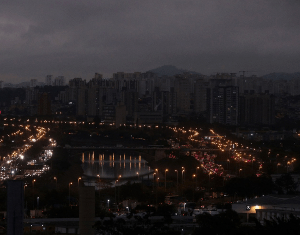 মুখ ঢাকা পড়েছে সূর্যের। যে দিকে তাকানো যায় শুধু কুণ্ডলী পাকানো ধোঁয়া।ছাড় পায়নি২৭০০ কিলোমিটার দূরে অবস্থিতব্রাজিলের সাও পাওলোর আকাশ।দুপুরের আকাশ যেন ‘রাতের চেয়েও অন্ধকার’। ব্রাজিলের রোরাইমা প্রদেশ থেকে পেরুর আকাশেও হানা দিয়েছে ধোঁয়া।