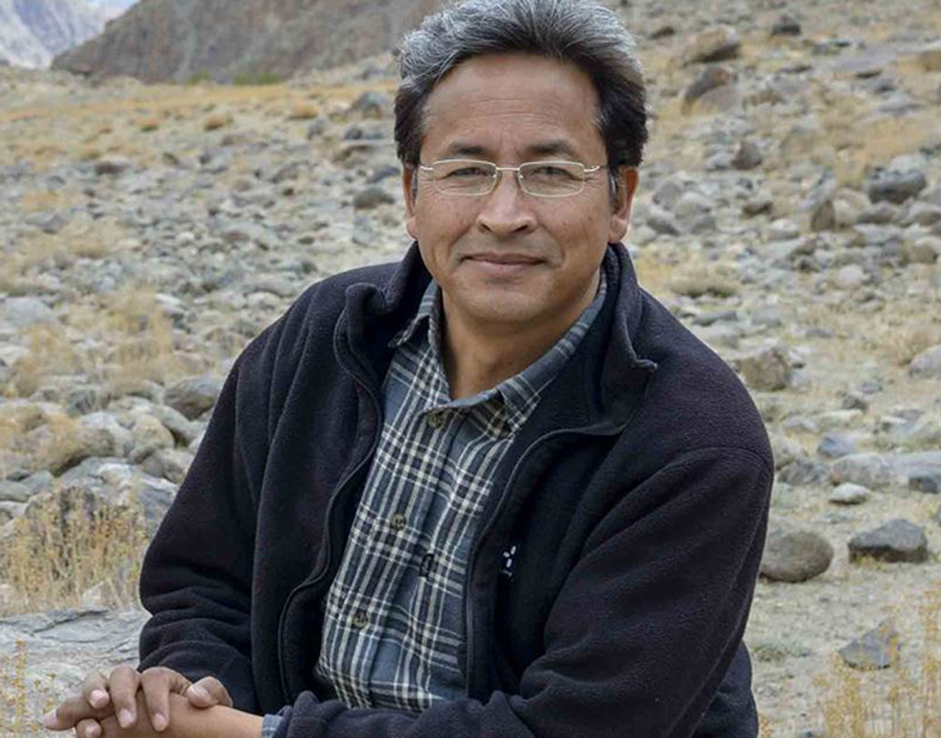 সোনম ওয়াংচুকের কথা নিশ্চয়ই মনে আছে। যিনি আমির খানের সেই বিখ্যাত ফিল্ম ‘থ্রি ইডিয়টস’-এর প্রধান চরিত্রের অনুপ্রেরণাও। লাদাখে সমাজসেবামূলক কাজের জন্য ২০১৮-তে রমন ম্যাগসাইসাই পুরস্কার পেয়েছেন তিনি।