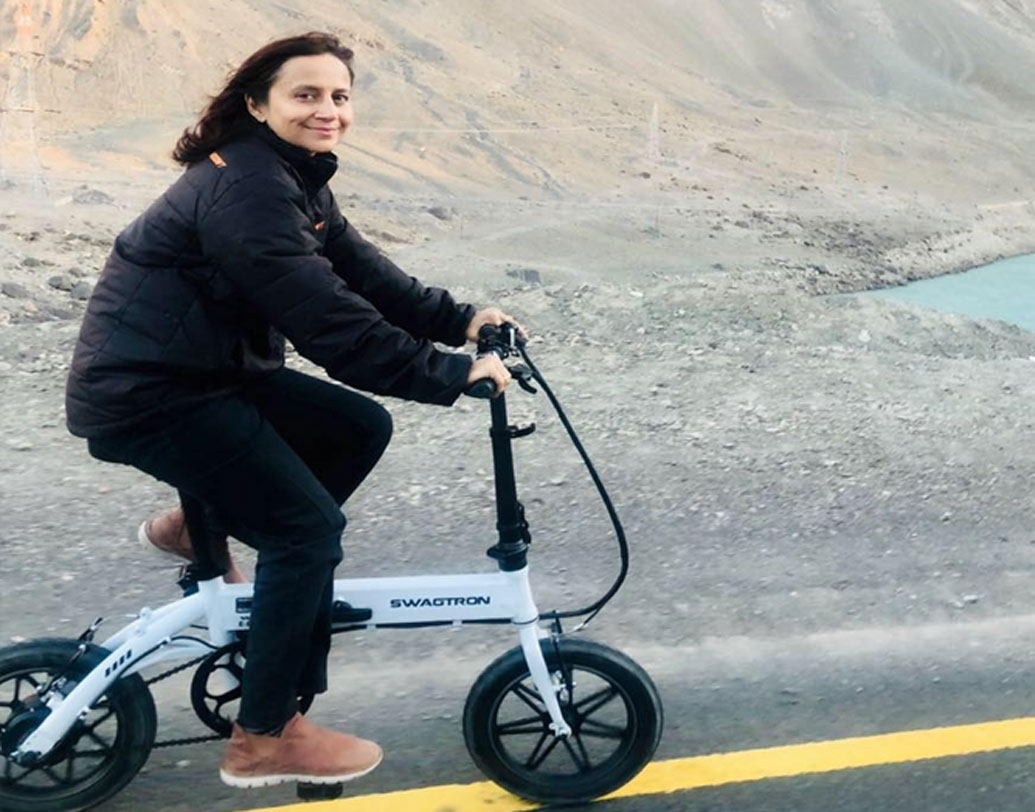 ওড়িশার বালাসোরে একটা পঞ্জাবি পরিবারে জন্ম গীতাঞ্জলির। দেশভাগের সময় গীতাঞ্জলির বাবা লাহৌর থেকে চলে এসেছিলেন। পদার্থবিদ্যায় স্নাতক গীতাঞ্জলি ভুবনেশ্বরের জেভিয়ার্স ম্যানেজমেন্ট স্কুল থেকে এমবিএ করেন। তারপর ৬ বছর তিনি কর্পোরেট হাউসে কাজ করেছেন। চাকরি সূত্রে বিদেশেও ছিলেন।