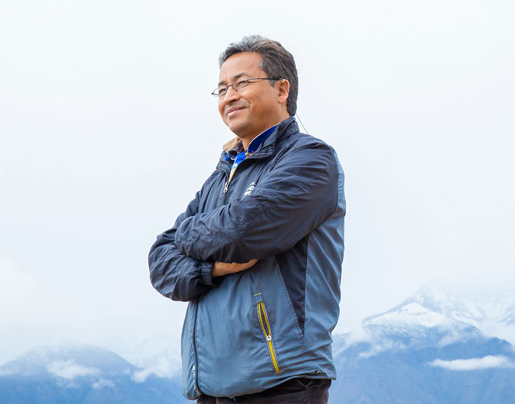 সোনমের সঙ্গে তাঁর পরিচয় আগে থেকেই ছিল। ২০১৭ সালে মুম্বইয়ে একটি অনুষ্ঠানে দু’জনের পরিচয় হয়েছিল। তার কিছু দিন পরই গীতাঞ্জলির হোয়াটসঅ্যাপে একটি মেসেজ আসে। তাতে হিমালয়ান ইনস্টিটিউট অফ অলটারনেটিভস গড়ে তোলার পরিকল্পনার কথা সোনম তাঁকে জানান। হোয়াটসঅ্যাপ পড়ে দু’বার ভাবতে হয়নি গীতাঞ্জলিকে। তিনি যেন খুঁজে পেয়ে যান তাঁর জীবনের আসল গন্তব্য।