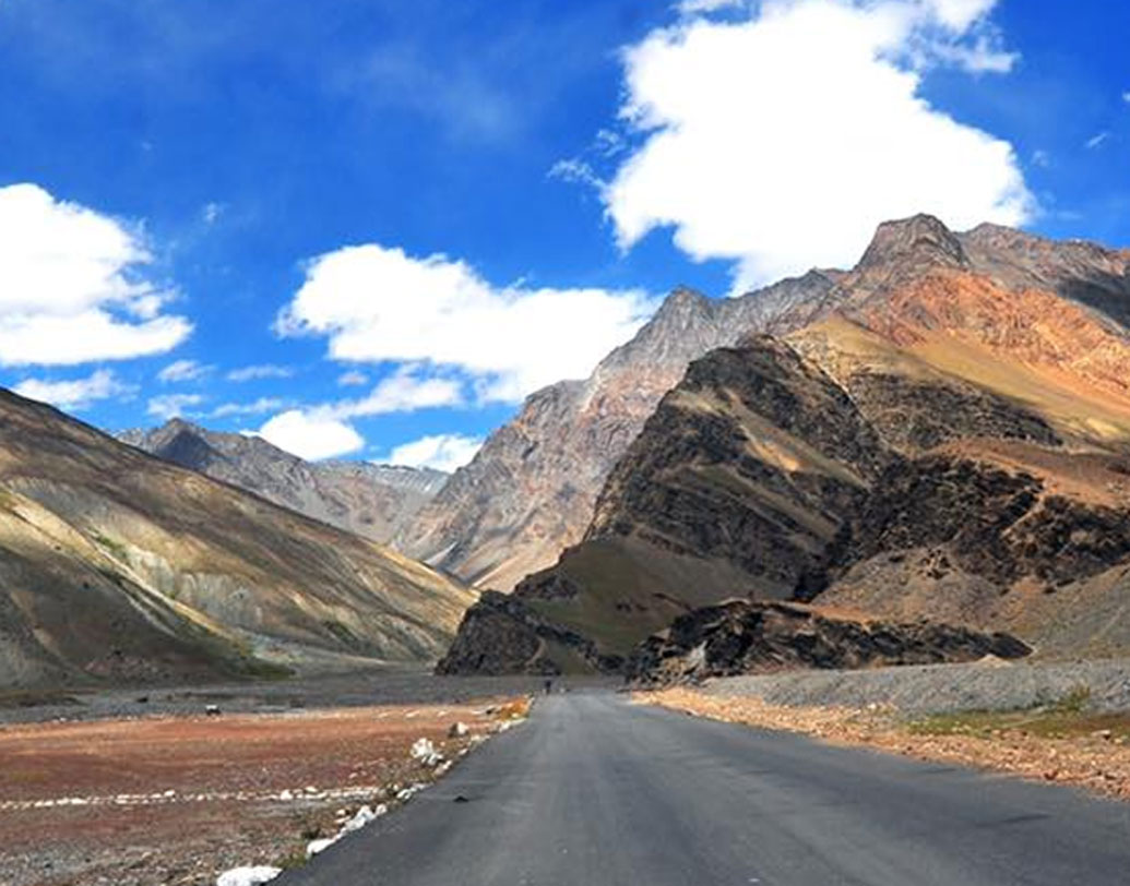 ব্যাগ গুছিয়ে নিজের কেরিয়ার জলাঞ্জলি দিয়ে বেরিয়ে পড়েন লাদাখের উদ্দেশে। ঘুরে ঘুরে তহবিল জোগাড় করে এবং লোকজনকে সচেতন করে দু’জনে শুরু করে দেন এই শিক্ষা প্রতিষ্ঠানটির কাজ।