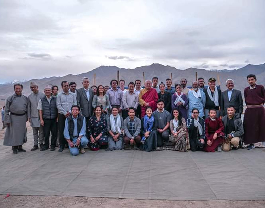 ৪৬ বছরের গীতাঞ্জলি কী বলছেন? ‘ছোট থেকে দুটো বিষয় শিখে বড় হয়েছি। বিশ্বাস এবং স্বাধীনতা। আমার স্বাধীনতায় কোনওদিন বাড়ি থেকে হস্তক্ষেপ হয়নি।’ সেই স্বাধীনতা এবং বিশ্বাসে ভর করেই আজ তিনি সোনমের ভরসা।