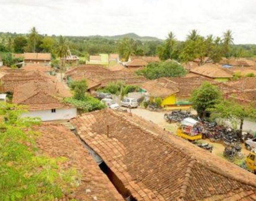 নিজের গ্রামের পাশাপাশি স্থানীয় অন্যান্য গ্রাম থেকেও ডাক আসত ‘দেবশিশু’-র কাছে। ডাক আসত পুজো আচ্চা ও কীর্তনের আসর থেকে। সে বাড়ি ফিরত মোটা অঙ্কের প্রণামী নিয়ে। প্রিন্সের সুবাদে তাদের পরিবারের আর্থিক হালও ফিরেছিল। উঠে গিয়েছিল পাকা বাড়ি।