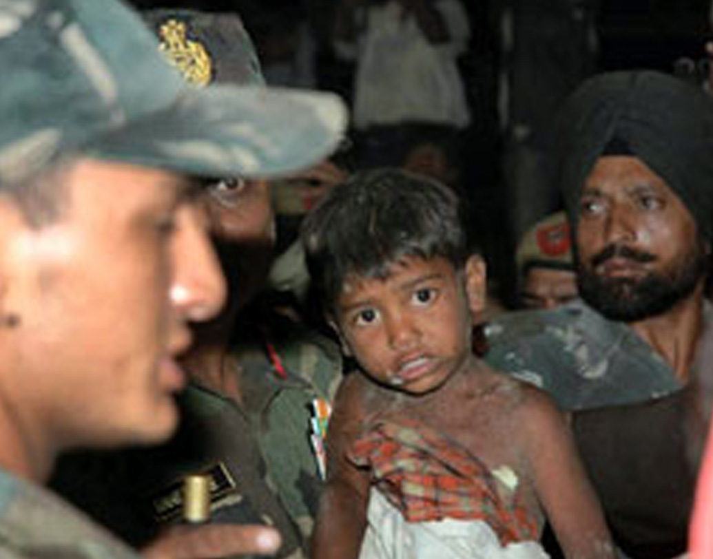 এই ভাবে কেটে গিয়েছে তেরো বছর। অতীতের সঙ্গে বর্তমানের ফারাক এখন বিস্তর। আর ‘দেবশিশু’ নয় প্রিন্স। ডাক আসে না কীর্তনের আসর থেকেও। বেসরকারি স্কুল থেকে ছাড়িয়ে তাকে ভর্তি করা হয়েছিল গ্রামের সরকারি স্কুলে। কিন্তু সেখানে নাকি নিয়মিত যেত না সে। প্রথমবারের চেষ্টায় পাশ করতে পারেননি দশম শ্রেণির বোর্ডের পরীক্ষাতেও।