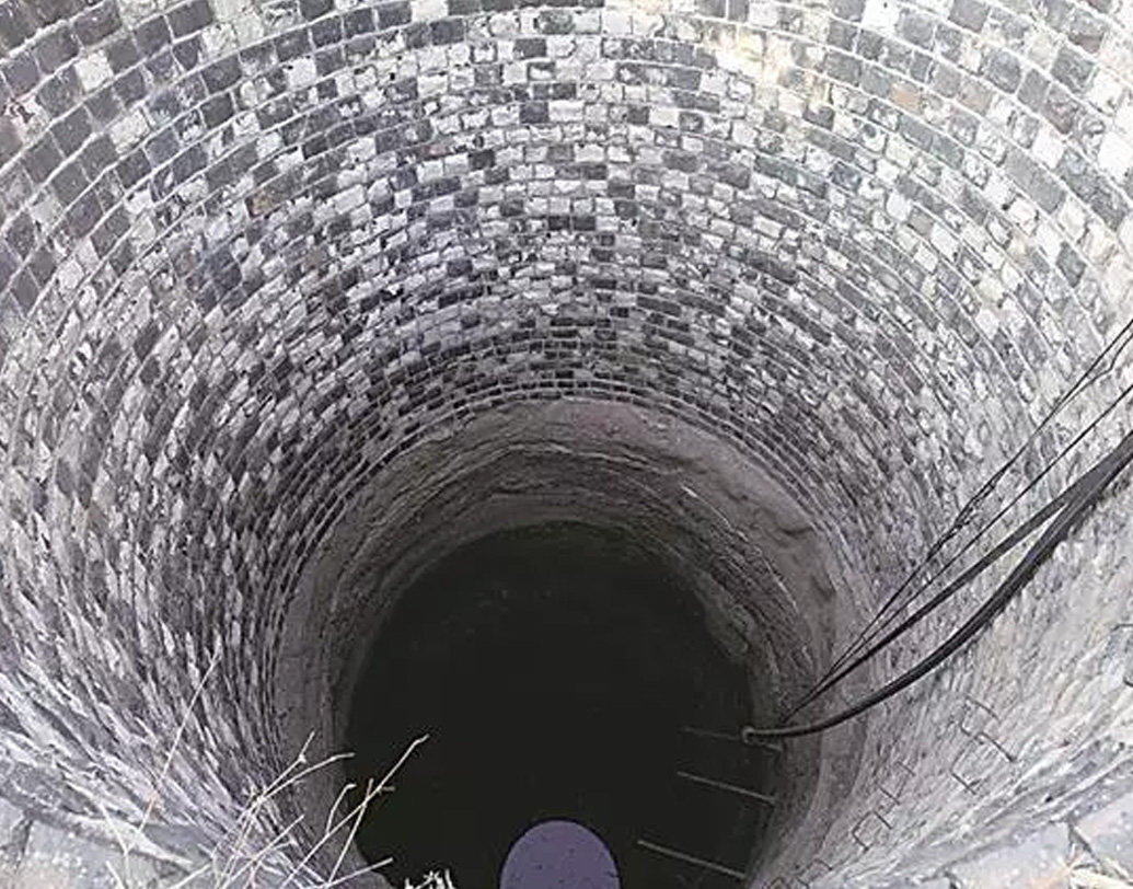 বাবাকে চাষের কাজে সাহায্য করেন প্রিন্স নিজেও। তবে তাঁর স্বপ্ন সেনাবাহিনীতে যোগ দেওয়া। কারণ সেনাবাহিনীই তাঁকে উদ্ধার করেছিল ‘মৃত্যুকূপ’ থেকে। পেয়েছিলেন নতুন জীবন।