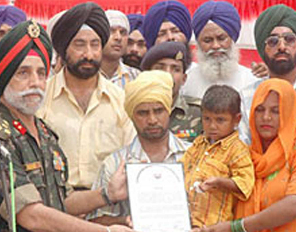 প্রিন্সের জন্মদাত্রী তাঁদের ছেড়ে অন্যত্র চলে গিয়েছেন। প্রতিবেশীরা জানিয়েছেন, প্রিন্সের জন্যই গ্রামে পুজো ভাণ্ডারা বসেছিল। পুজোর পুরোহিতের সঙ্গে পালিয়ে যান প্রিন্সের মা। তাঁর বাবা আবার বিয়ে করেছেন। বিমাতা তাঁকে ভালবাসেন, সংবাদমাধ্যমে জানিয়েছে প্রিন্স।