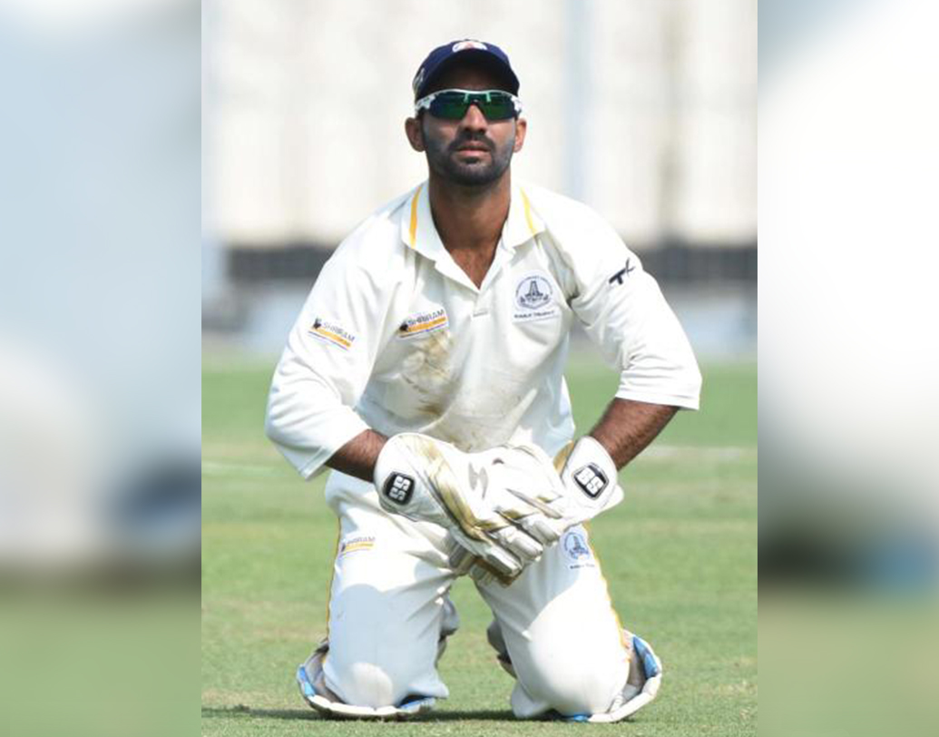 দিনেশ কার্তিক- ২০০৪ সালে ১৯ বছর বয়সে অভিষেক ঘটে তামিলনাড়ুর এই উইকেটরক্ষকের। ঘরোয়া ক্রিকেটে প্রায় দশ হাজার রান করলেও আন্তর্জাতিক ক্রিকেটে সুযোগ হেলায় নষ্ট করেছেন বার বার।