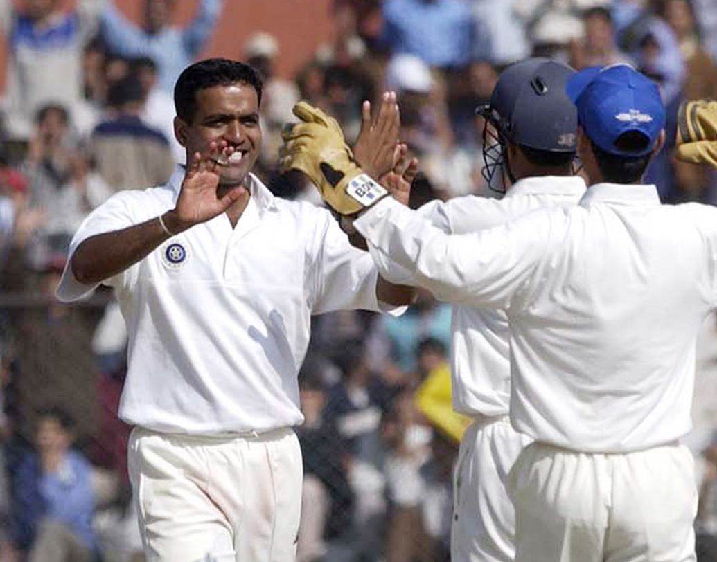 সুনীল জোশী- প্রথম শ্রেণির ক্রিকেটে ১৬০ ম্যাচে নিয়েছেন ৬১৫টি উইকেট এবং করেছেন ৫১২৯ রান। বাঁহাতি এই কর্নাটক স্পিনারের ভারতীয় দলে অভিষেক ঘটে ১৯৯৬ সালে। খেলেছিলেন ১৫টি টেস্ট এবং ৬৯টি একদিনের ম্যাচ।