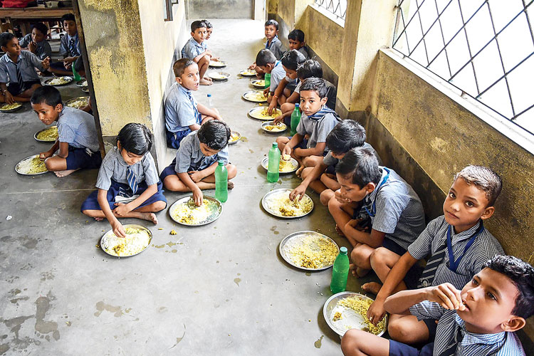 কয়েক দিন আগে একটি বালিকা বিদ্যালয়ের মিড-ডে মিলে শুধু নুন-ভাত খাওয়ানোর মতো যে জঘন্য ঘটনা ঘটেছে। ফাইল চিত্র