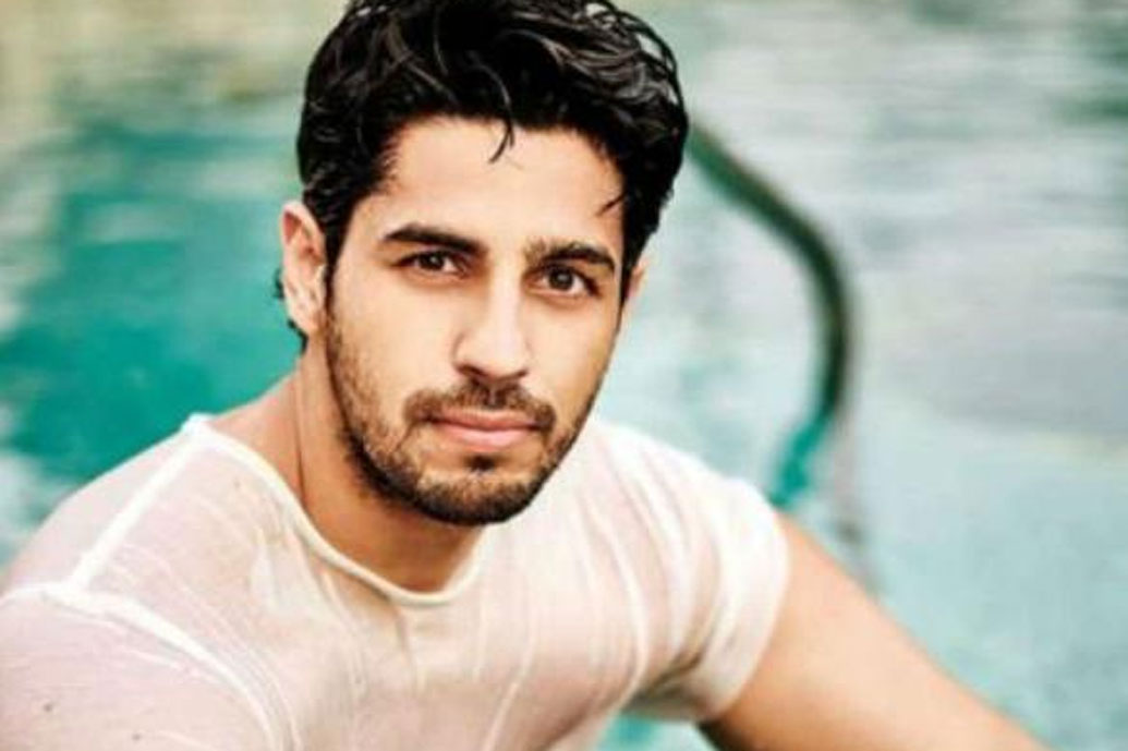 সিদ্ধার্থ মলহোত্র: কর্ণ জোহর এবং সিদ্ধার্থকে মাঝে মধ্যেই এক সঙ্গে দেখা যায়। কখনও ডিনারে, কখনও বা সিনেমা হলে। বিভিন্ন সময়ে পার্টিতে দু’জনকে এক সঙ্গে যেতে আসতেও দেখা গিয়েছে। সিদ্ধার্থ যে কর্ণের খুব প্রিয় স্টুডেন্ট তা আর বোঝার অপেক্ষা রাখে না। ‘স্টুডেন্ট অফ দ্য ইয়ার’-এর পর কর্ণের বহু ছবিতে সিদ্ধার্থ অভিনয়ের সুযোগও পান।