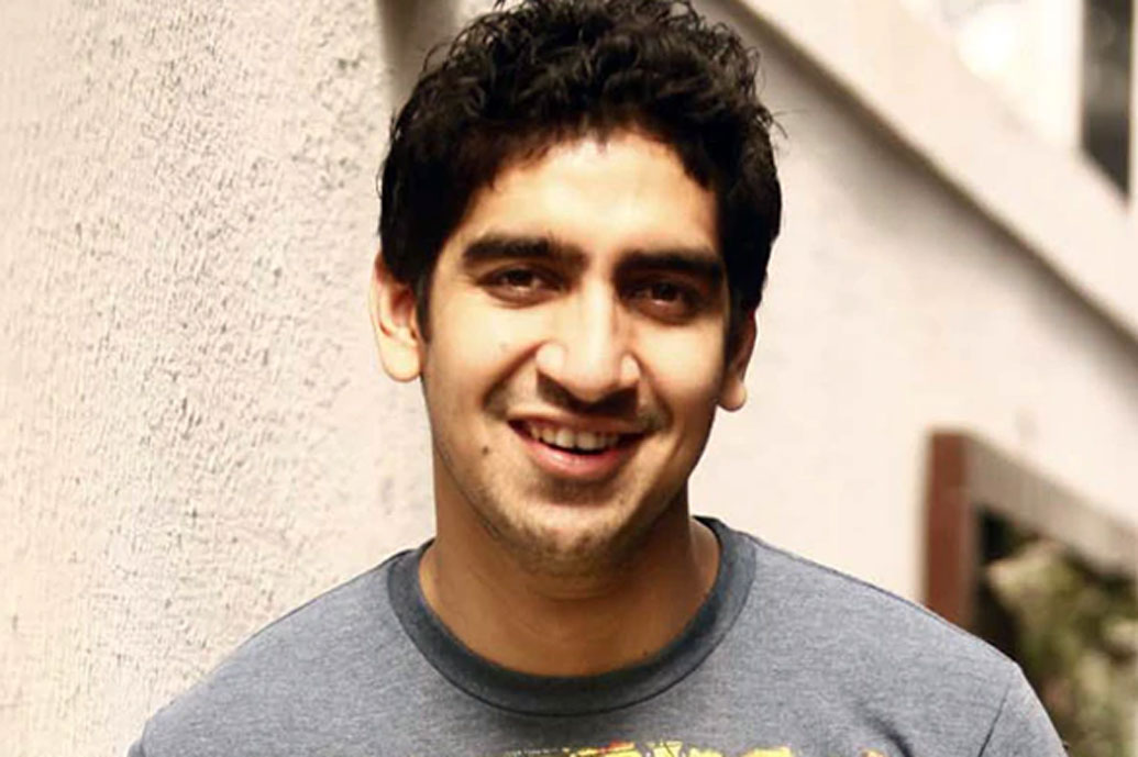 অয়ন মুখোপাধ্যায়: পরিচালনার পাশাপাশি ছবির স্ক্রিপ্টও লেখেন অয়ন। আর এই দুটোই সম্ভব হয়েছে কর্ণ জোহরের সঙ্গে। ‘কভি অলভিদা না কহেনা’ ছবিতে তাঁকে সহ-পরিচালনার সুযোগ করে দিয়েছিলেন কর্ণ। কর্ণের ছবি ‘ওয়েক আপ সিড!’-এর স্ক্রিপ্ট রাইটার তিনি। শুধু তাই নয়, এর পরও কর্ণ জোহরের সঙ্গে কাজ করে চলেছেন তিনি। ‘ইয়ে জওয়ানি হ্যায় দিওয়ানি’-র পরিচালনাও তিনিই করেন।