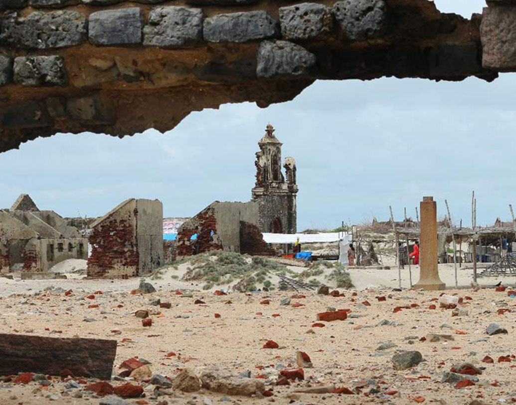 ভারতের সবচেয়ে দক্ষিণের শহর ধনুষকোডি। যদিও এখন সে শহর জনমানবহীন। তামিলনাড়ুর রামেশ্বরম জেলার এই দ্বীপ-শহর এমন একটা জায়গা, যেখানে প্রকৃতি এবং মানুষের বিস্ময়ের মেলবন্ধন ঘটেছে। আর বিস্ময়ের সঙ্গে প্রাকৃতিক সৌন্দর্য মিশেলের জন্য এই ভুতুড়ে শহরের পর্যটকদের কাছে ব্যাপক চাহিদা।