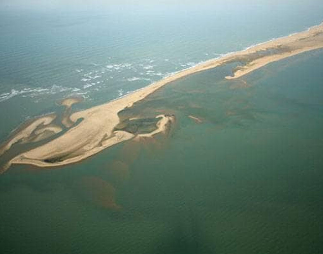 এই ঘূর্ণিঝড়ই লণ্ডভণ্ড করে দেয় শহরটাকে। ১৯৬৪ সালের ২২-২৩ ডিসেম্বরের সেই ঘূর্ণিঝড় রামেশ্বরম সাইক্লোন বা ধনুষকোডি সাইক্লোন বলে পরিচিত। যা ২৮০ কিলোমিটার গতিবেগে বয়ে গিয়েছিল শহরটার উপর দিয়ে। দ্বীপ শহর ধনুষকোডির ২৩ ফুট উপরে লাফিয়ে উঠেছিল সমুদ্রের জলরাশি।