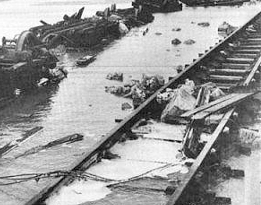 লণ্ডভণ্ড হয়ে গিয়েছিল গোটা এলাকা। শহরের বেশির ভাগটাই চলে গিয়েছিল জলের তলায়। অন্তত ১৮০০ মানুষের মৃত্যু হয়েছিল। জানা যায়, ১১৫ যাত্রী নিয়ে রামেশ্বরমের পাম্বান থেকে ধনুষকোডি পর্যন্ত একটি যাত্রীবাহী ট্রেন যাচ্ছিল সে সময়। ঘূর্ণিঝড়ে ট্রেনের সমস্ত যাত্রীই মারা যান। পাম্বান থেকে ধনুষকোডি পর্যন্ত একটা রেলব্রিজ ছিল। সেটাও পুরো ধ্বংস হয়ে যায়।