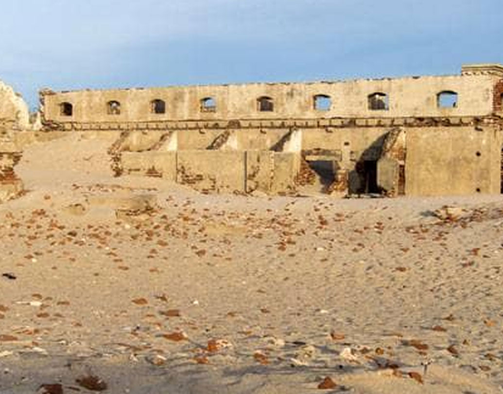 পোস্ট অফিস, রেল স্টেশন ছাড়াও এই শহরে শুল্ক অফিস, দুটো স্বাস্থ্যকেন্দ্র, একটা রেলওয়ে হাসপাতাল, পঞ্চায়েত এবং একটা হাইস্কুলও ছিল। ছিল বন্দরের অফিসও। আজও সেগুলোর ভগ্নাবশেষই শুধু রয়ে গিয়েছে।