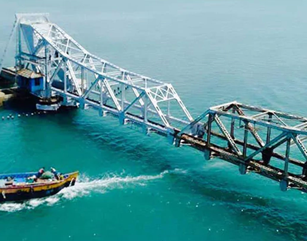 ঘূর্ণিঝড়ের ঝাপটা থেকে সামলে ওঠার পর পেম্বান থেকে ধনুষকোডি পর্যন্ত রেলব্রিজ এবং একটা গাড়ি যাওয়ার রাস্তা নতুন করে গড়ে দিয়েছে তামিলনাড়ু সরকার। কিন্তু শহরটাকে আর নতুন করে গড়ে তোলা হয়নি। অর্ধ শতকেরও বেশি সময় ধরে শহরটা আজও ধ্বংসের চিহ্ন নিয়েই দাঁড়িয়ে রয়েছে। পেম্বান-ধনুষকোডি রেলে পর্যটকেরা এই ভুতুড়ে শহরে গিয়ে ফিরে আসেন। পর্যটকদের জন্যও কোনও হোটেল গড়ে ওঠেনি।