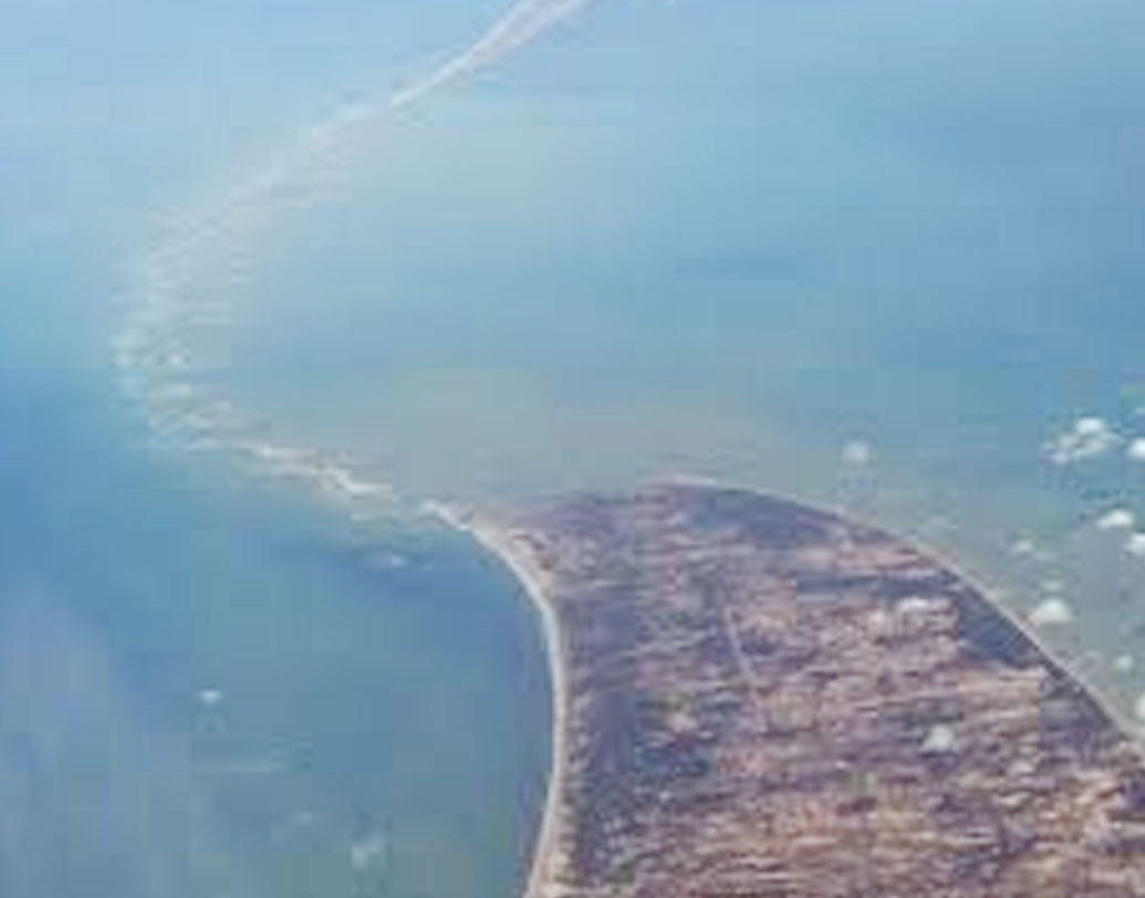 এগুলো ছাড়াও আরও একটা কারণে বেশ জনপ্রিয় ধনুষকোডি। আর সেই কারণ হল রাম সেতু। অনেকের ধারণা, এই ধনুষকোডি থেকেই বানর সেনার সাহায্যে শ্রীলঙ্কা যাওয়ার রাস্তা বানিয়েছিলেন রাম।