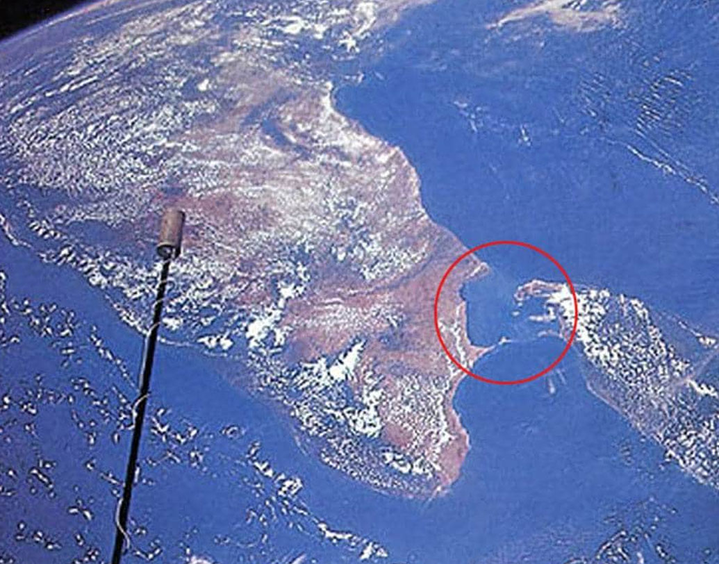 রাম সেতুকে সারা বিশ্ব আবার অন্য নামে চেনে। অ্যাডাম’স ব্রিজ। নাসার উপগ্রহ চিত্রেও অ্যাডাম’স ব্রিজের যে ছবি ধরা পড়েছে, তা দেখে বিজ্ঞানীদের মত, এটা রাম সেতু হোক বা না হোক, ধনুষকোডি এবং শ্রীলঙ্কার মূল ভূখণ্ডের মাঝের এই সেতু মানুষেরই তৈরি।