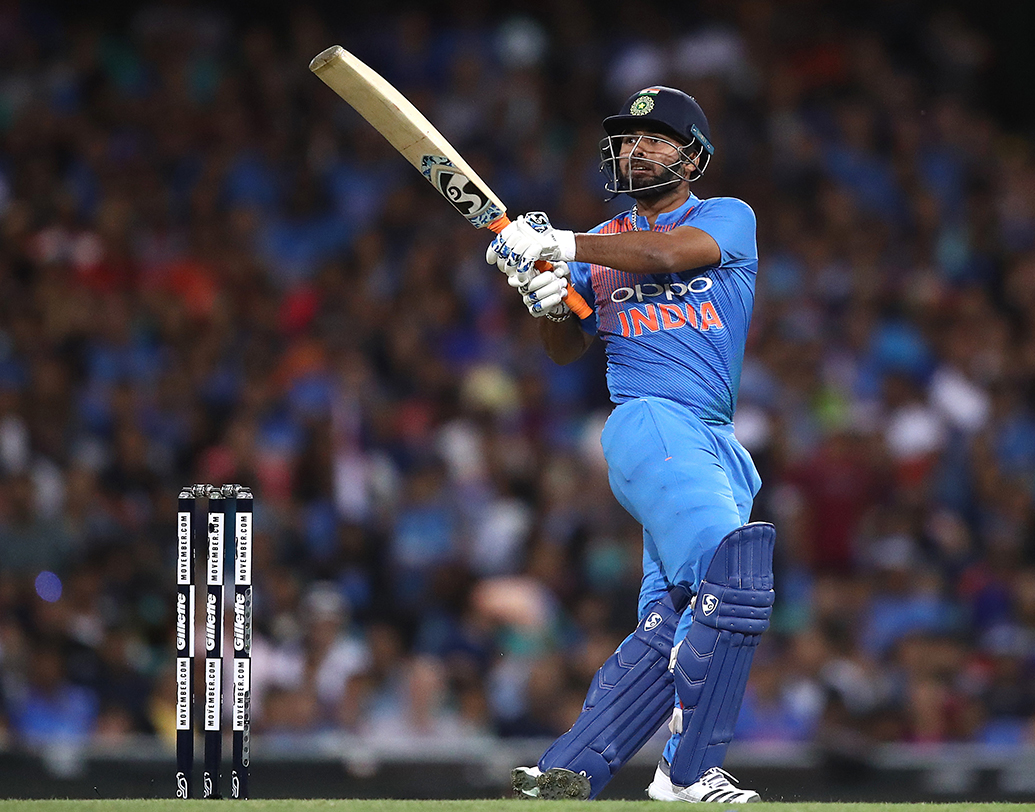 পন্থকে ভারতীয় দলে দেখা হয় আক্রমণাত্মক ব্যাটসম্যান হিসেবে। যার ইঙ্গিত তিনি দিয়েছিলেন প্রথম টেস্ট থেকেই। কিন্তু সবাই কি আর সহবাগের মতো আক্রমণকেই নিজের রক্ষা কবচ বানাতে পারে? পারেননি ঋষভও। অতি আক্রমণ কাল হচ্ছে তাঁর জন্যেও। একাধিক ম্যাচে অহেতুক আক্রমণ করতে গিয়ে দিয়ে আসছেন উইকেট। পরিণতি বোধের অভাব লক্ষ্য করা গিয়েছে বার বার।