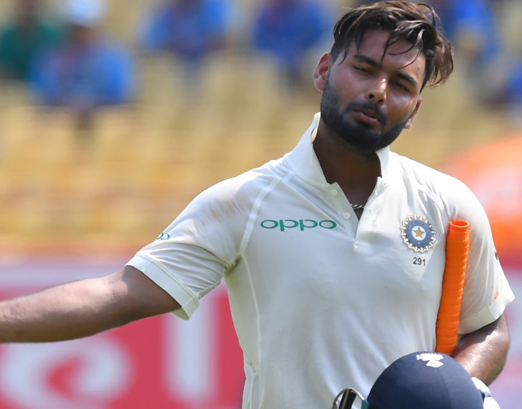 পেস বোলার যখন সবুজ পিচে গুড লেন্থে বল রেখে অফ স্টাম্পের বাইরে বল করে যায় একটা এজ পাওয়ার আশায় বা একজন স্পিনার যখন ঘূর্ণি পিচে অপেক্ষা করে উইকেটের সামনে ব্যাটসম্যানের প্যাডের তখন তাঁর বিরুদ্ধে আক্রমণ না করে রক্ষণ জমাট করার যে পরিণত বোধ দরকার। যে ঠান্ডা মাথার দরকার, বার বার ঋষভের মধ্যেতার অভাব দেখা গিয়েছে।