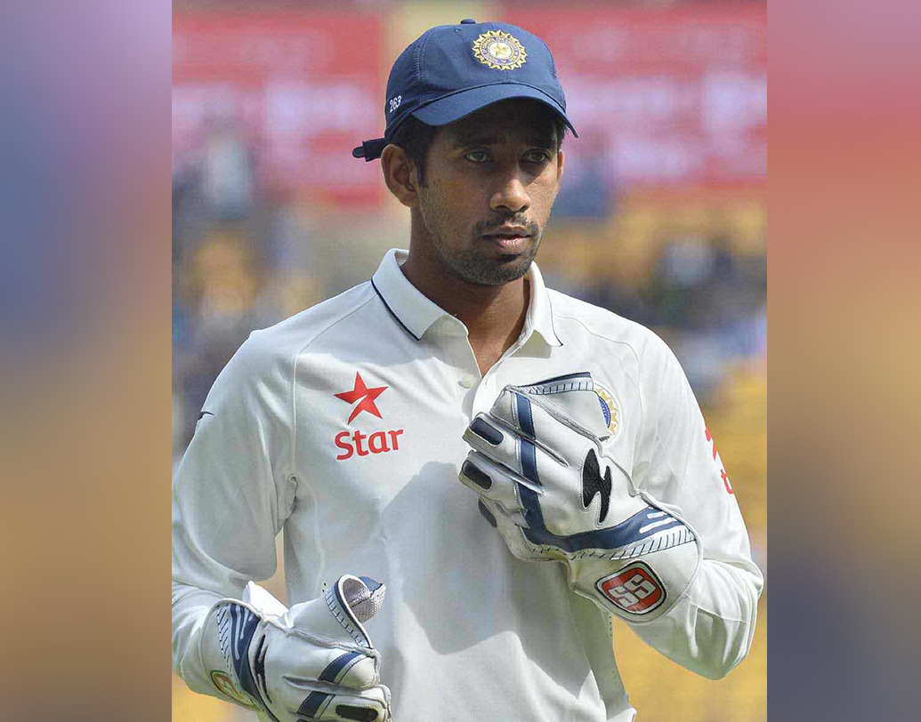 ওয়েস্ট ইন্ডিজ ‘এ’-র বিরুদ্ধে ব্যাট হাতে ফর্মে ফেরার ইঙ্গিত দিয়েছিলেন ঋদ্ধি। উইকেটের পিছনে তাঁকে নিয়ে প্রশ্ন তোলার জায়গা নেই। প্রাক্তন ক্রিকেটার থেকে ক্রিকেট বিশেষজ্ঞ সবাই যখন ধোনির পরে ঋষভকেই ভারতের উইকেটকিপার ভাবছে তখন কী অপরিণত ঋষভ অতিরিক্ত আত্মবিশ্বাসী হয়ে পড়ছেন?