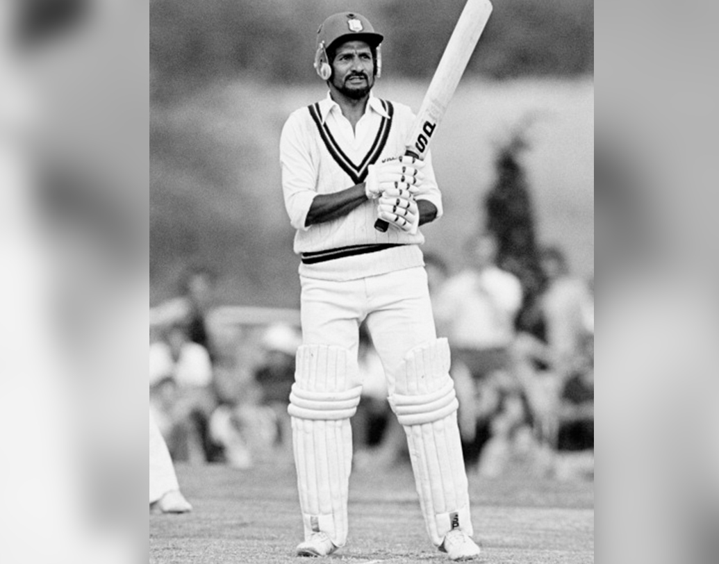 ডেরিক মারে- ১৯৭৫-এ প্রথম বিশ্বকাপ। পাকিস্তান বনাম ক্লাইভ লয়েডের ওয়েস্ট ইন্ডিজ ম্যাচ। মজিদ খান, ওয়াসিম রাজারা প্রথমে ব্যাট করে ৬০ ওভারে তোলেন ২৬৬ রান। সেই রান তাড়া করতে নেমে ২০৩ রানে নয় উইকেট পড়ে যায় ক্যারিবিয়ানদের। সেইখান থেকে অ্যান্ডি রবার্টসকে সঙ্গী করে দুই বল বাকি থাকতে ম্যাচ জেতান উইকেটকিপার ডেরিক মারে। তিনি করেন ৭৬ বলে ৬১। একার হাতে হারা ম্যাচ নিজেদের দিকে ঘুড়িয়ে দেন মারে।