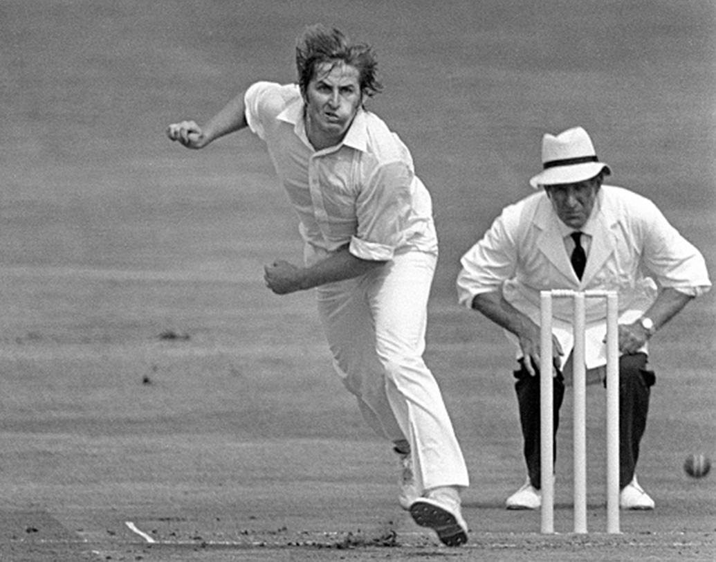 গ্যারি গিলমোর- সেই বিশ্বকাপের সেমিফাইনালে বিশ্ব দেখে আরেক নায়ককে। এবার একা হাতে ম্যাচের রং পাল্টান বাঁহাতি অজি অলরাউন্ডার গিলমোর। প্রথমে বল হাতে ছয় উইকেট নিয়ে ৯৩ রানে শেষ করে দেন ইংল্যান্ডকে। তারপর ব্যাট হাতে ২৮ বলে ২৮ রান করে সেই রানের গণ্ডি পার করেন দলের ৩৯ রানে ছয় উইকেট পরে যাওয়ার পর।