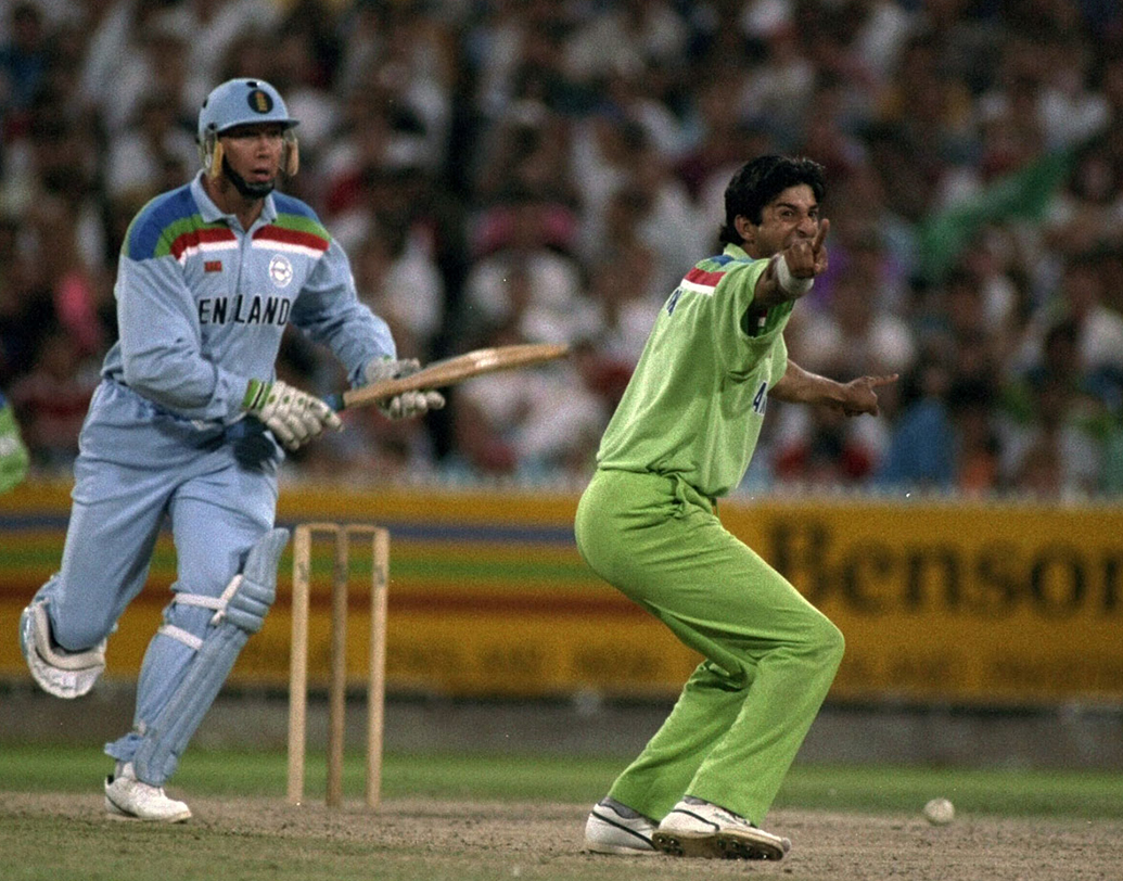 ওয়াসিম আক্রম- ১৯৯২-এর বিশ্বকাপটা পাকিস্তানের জেতাই হত না আক্রমের সেই অলরাউন্ড পারফরমান্স ছাড়া। প্রথমে ব্যাট হাতে ১৮ বলে ৩৩ রানের ঝোড়ো ইনিংস। তারপর ইয়ান বোথাম, অ্যালান ল্যাম্ব ও ক্রিস লুইসকে ফিরিয়ে দিয়ে পাকিস্তানের বিশ্ব জয়ের স্বপ্ন সত্যি করেন তিনি।