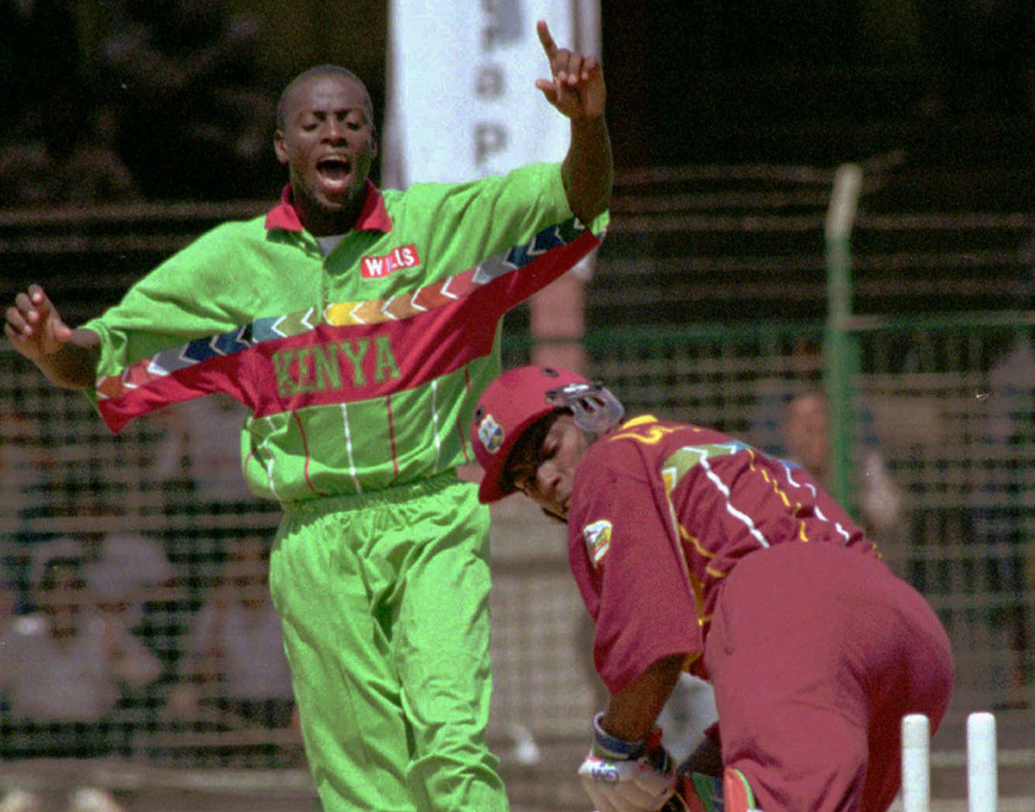 মরিস ওদুম্বে- ১৯৯৬ বিশ্বকাপে কেনিয়া মুখোমুখি হয় শক্তিশালী ওয়েস্ট ইন্ডিজের। টস জিতে কেনিয়াকে ব্যাট করতে পাঠান ক্যারিবিয়ান অধিনায়ক রিচি রিচার্ডসন। মাত্র ১৬৬ রানে অলআউট হয়ে যায় আফ্রিকান দেশটি। কিন্তু বল হাতে অধিনায়ক ওদুম্বে ক্যারিবিয়ান দৈত্যদের দাপট শেষ করে দেন মাত্র ৯৩ রানে। ১০ ওভার বল করে তিনটি মেডেন দিয়ে তিনি নেন তিন উইকেট।