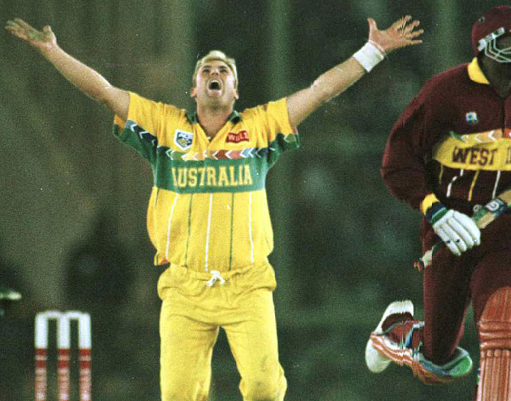 শেন ওয়ার্ন- সেই বিশ্বকাপের দ্বিতীয় সেমিফাইনাল। মুখোমুখি ওয়েস্ট ইন্ডিজ ও অস্ট্রেলিয়া। যদিও প্রথমে বল করে ইয়ান বিশপরা অজিদের থামিয়ে দেন ২০৭ রানে। ব্যাট হাতে শুরুতে জেতার আশা দেখাছিলেন চন্দ্রপল, লারারাও। কিন্তু তখনই আগমন ঘটল ওয়ার্নের। তাঁর স্পিনের জাদুতে একে একে সম্মোহিত হয়ে ফিরে যান লারা, গিবসন, বিশপরা। চার উইকেট নিয়ে তিনিই হন ম্যাচের সেরা, দলকে নিয়ে যান ফাইনালেও।