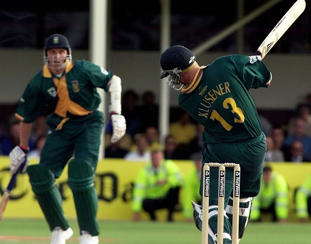 লান্স ক্লুজনার- ক্রিকেট বিশ্বে এক বহু চর্চিত নাম ক্লুজনার। ১৯৯৯-এর বিশ্বকাপে এই অলরাউন্ডার একা হাতে উড়িয়ে দেন শ্রীলঙ্কাকে। প্রথমে ব্যাট হাতে ৪৫ বলে ৫২ করে দলের ব্যাটিং বিপর্যয় ঢাকা দেন। তারপর বল হাতে ৫.২ ওভারে তিন উইকেট নিয়ে প্রায় একাই শেষ করে দেন শ্রীলঙ্কাকে। ম্যাচের সেরাও হন তিনিই।