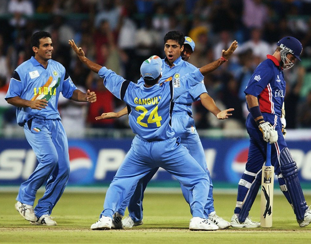 আশিস নেহরা- ২০০৩ বিশ্বকাপে সচিন, সৌরভ সমৃদ্ধ ভারতীয় ব্যাটিং-এর পাশে নজর কাড়েন নেহরা। ইংল্যান্ডের বিরুদ্ধে বল হাতে আগুন ঝড়ান তিনি। ১০ ওভারে ছয় উইকেট নিয়ে একার হাতে ১৬৮ রানে শেষ করে দেন ভন, ট্রেসকোথিকদের। সেবারের দুরন্ত ইংল্যান্ড টিম হার মানে নেহরার কাছে।