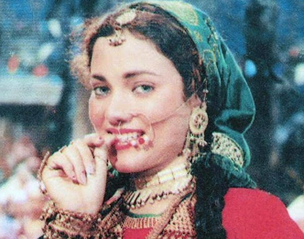 ‘ইয়াসমিন’ থেকে পাল্টে নবাগতার নাম রাজ কপূর করে দিলেন ‘মন্দাকিনী’। ১৯৮৫ সালে মুক্তি পেল ‘রাম তেরি গঙ্গা মইলি’। নায়ক রাজীব কপূর এবং নায়িকা মন্দাকিনী। বক্স অফিসে ঝড় উঠল সিনেমা এবং তার নায়িকা, দু’জনের ক্যারিশ্মাতেই।