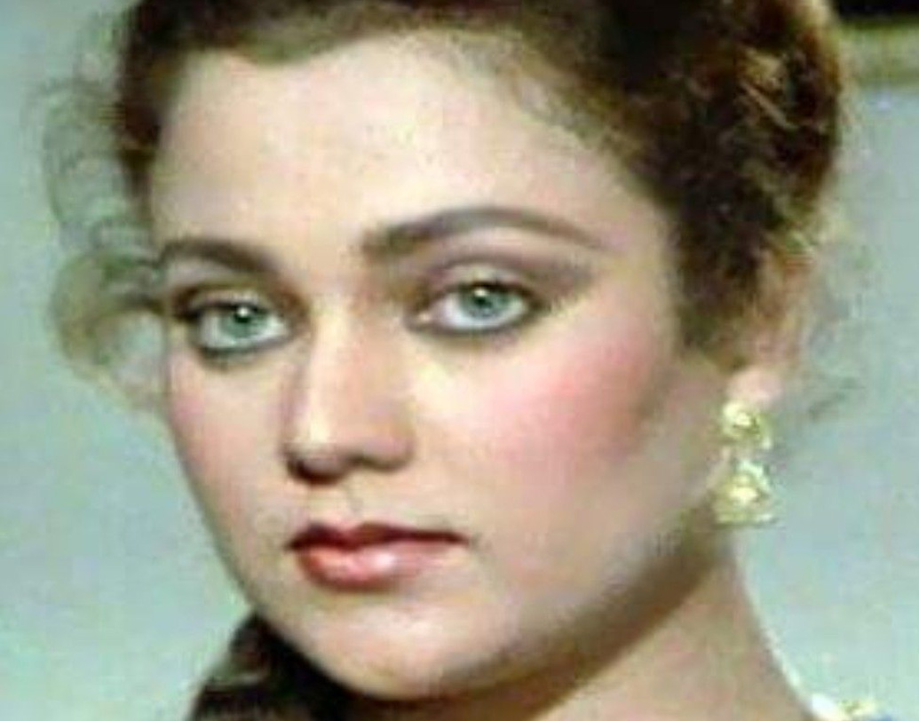 রাজ কপূরের দেওয়া ‘মন্দাকিনী’ নামটিই রয়ে যায় বরাবরের জন্য। আরও বেশ কিছু ছবিতে অভিনয় করেছেন তিনি। মিঠুন চক্রবর্তীর সঙ্গে ‘ডান্স ডান্স’, আদিত্য পাঞ্চোলির বিপরীতে ‘কঁহা হ্যায় কানুন’, গোবিন্দার নায়িকা হিসেবে ‘প্যায়ার করকে দেখো’ জনপ্রিয় হয় দর্শকমহলে।