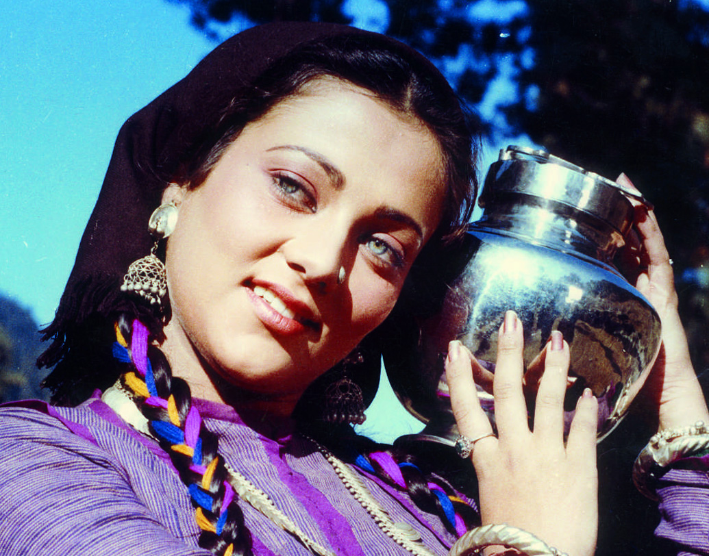 বাংলা ছবিতেও অভিনয় করেছেন মন্দাকিনী। ১৯৮৫ সালেই মুক্তি পেয়েছিল ‘অন্ধ বিচার’, নায়ক মিঠুন চক্রবর্তী এবং ‘অন্তরের ভালবাসা’, নায়ক তাপস পাল।