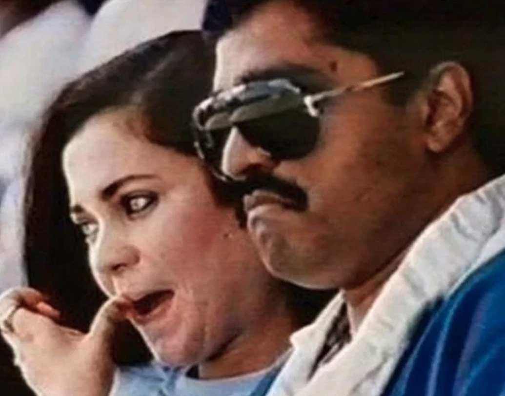 ইন্ডাস্ট্রি থেকে মিলিয়ে গেলেও মন্দাকিনীকে এ বার দেখা যেতে লাগল দাউদ ইব্রাহিমের পাশে। ডনের পাশে মন্দাকিনীর ছবি এল প্রকাশ্যে। শোনা যায়, তাঁর ছবি বেনামে প্রযোজনা করতেন দাউদ। ডনের সঙ্গে থাকতে মন্দাকিনী দুবাইয়েও গিয়েছিলেন বলে শোনা যায়।