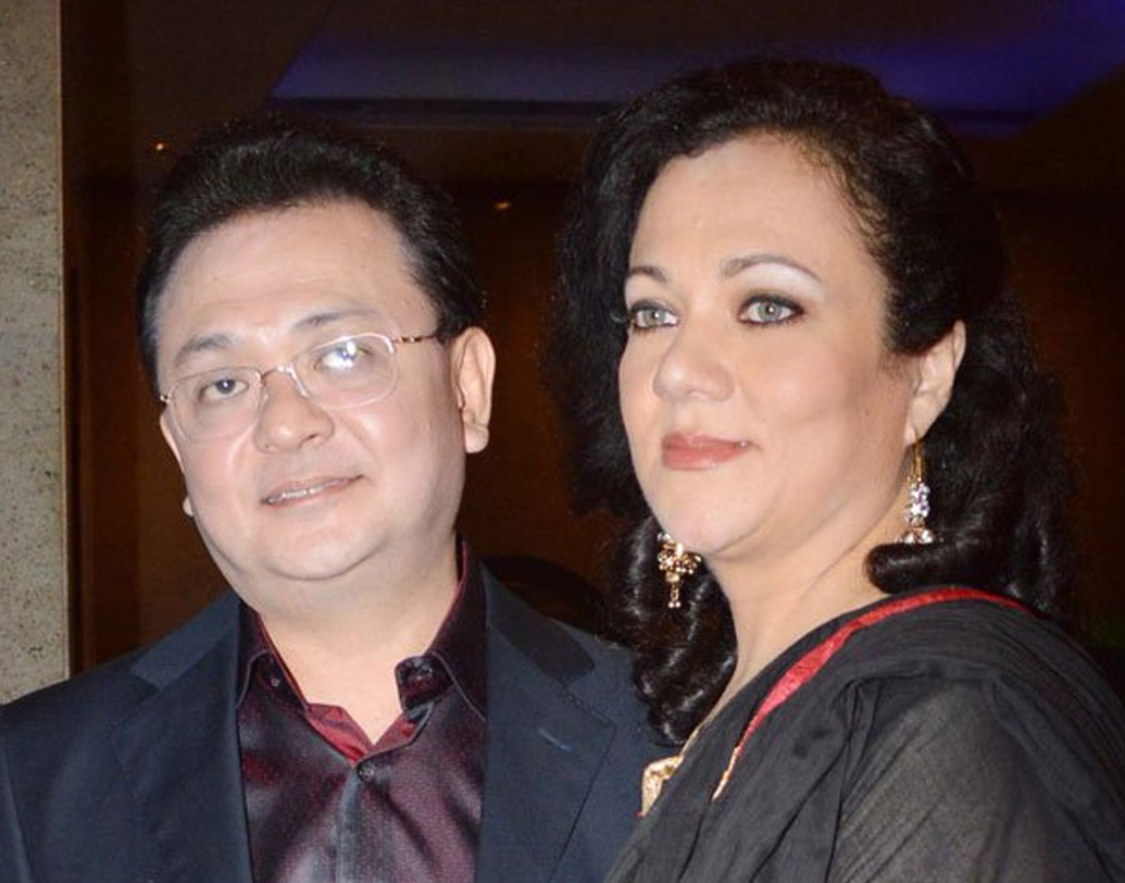 দলাই লামার ভক্ত, দুই সন্তানের মা, অতীতের নায়িকা মন্দাকিনী এখন তিব্বতি যোগশিক্ষার ক্লাস পরিচালনা করেন। স্বামীর সঙ্গে মিলে চালান একটি তিব্বতি ওষুধের কেন্দ্রও।