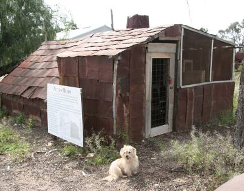 একটা সময় এমনই অবস্থা হয়েছিল যে, যে কয়েকটা পরিবার এখানে থেকে গিয়েছিল তাঁদের দিনের খাবার জোগানোও অসম্ভব হয়ে পড়ছিল। শহরের অস্তিত্বই বিলুপ্ত হওয়ার পরিস্থিতি তৈরি হয়েছিল। বদল আসতে শুরু করে ১৯৭৭ সাল থেকে।