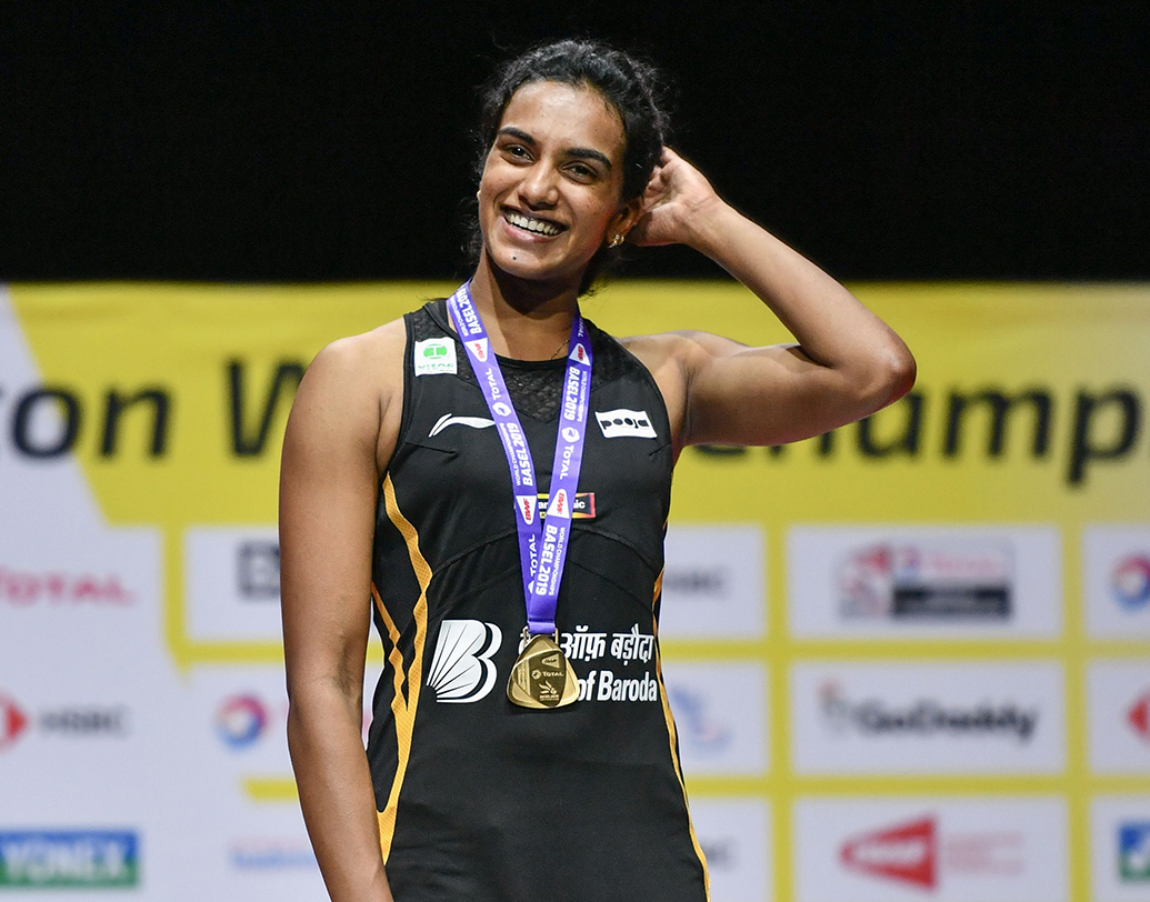 রবিবার বাসেলে সোনার পদক ছিনিয়ে নেওয়ার পর কিংবদন্তি শাটলার চিনের ঝ্যাং নিংয়ের এক অনন্য রেকর্ড স্পর্শ করলেন পি ভি সিন্ধু। নিংয়ের মতোই বিশ্ব চ্যাম্পিয়নশিপ থেকে পাঁচ-পাঁচটি পদক হল তাঁর।